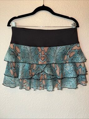Peachy Tan Tiered Ruffle Snake-Print tennis/running Skirt in Teal. Size Sm